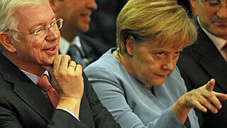 Der &bdquo;liebe Roland&ldquo; und die &bdquo;liebe Angela&ldquo; gestern in Berlin. Kochs Buch sei ein &bdquo;spannendes, interessantes&ldquo; Werk, merkelte die Kanzlerin in ihrer typischen, trockenen Art.
