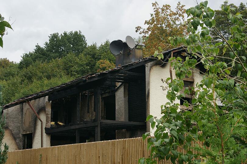 Völlig verkohlt: Brenos Villa in Grünwald ist völlig abgefackelt. Jetzt ermittelt die Staatsanwaltschaft gegen den Bayern-Star