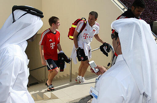 Und der Scheich schaut zu: Die Bayern um Kapitän Philipp Lahm und Breno (r.) trainieren ab Montag für eine Woche in Doha, im Emirat Katar.