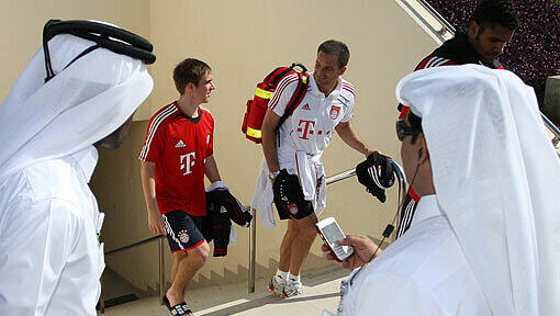 Und der Scheich schaut zu: Die Bayern um Kapitän Philipp Lahm und Breno (r.) trainieren ab Montag für eine Woche in Doha, im Emirat Katar. Und der Scheich schaut zu: Die Bayern um Kapitän Philipp Lahm und Breno (r.) trainieren ab Montag für eine Woche in Doha, im Emirat Katar.