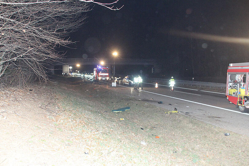 Ein BMW hat sich auf der A 95 überschlagen. Der Fahrer wurde schwer verletzt ins Krankenhaus gebracht. Am Auto entstand ein Totalschaden.