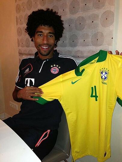 Brasiliens Nationalspieler! Dante zeigt sein Trikot der Seleçao.