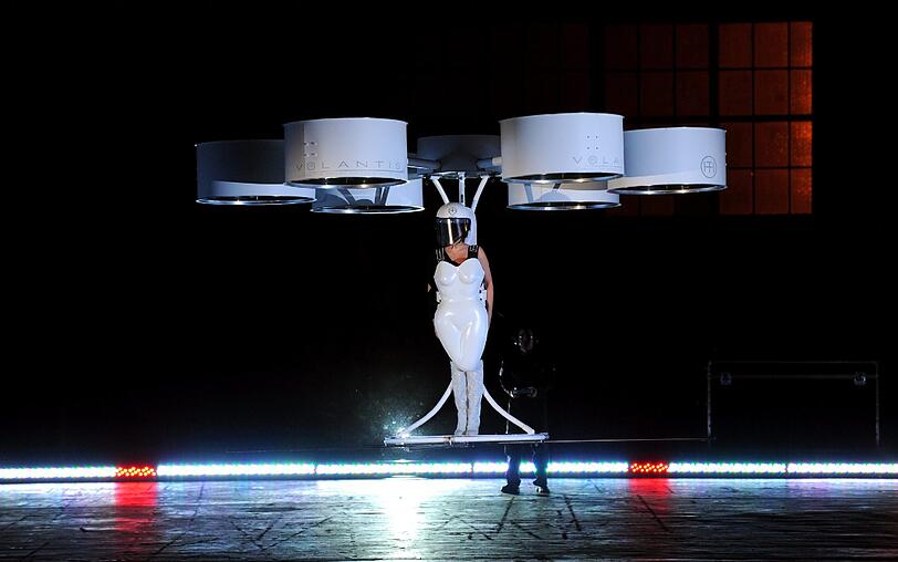 Lady Gaga und das fliegende Kleid "Volantis": Bei der Release-Party zu "Artpop" ist die Pop-Diva abgehoben. Die Bilder.