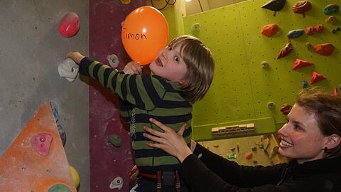 Ohne Furcht in die Höhe: Timon und Klettertrainerin Sanna Peteranderl an der Kletterwand im &bdquo;Heavens Gate&ldquo;.