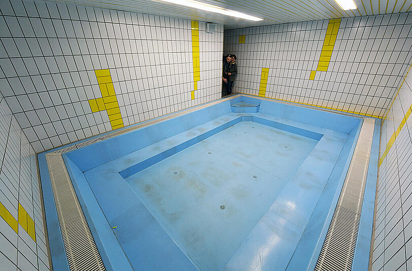 Die Mannschaftsbadewanne der Gastgeber im Olympiastadion. Hier, vor diesen weiß-gelb gekachelten Wänden, feierte die DFB-Elf 1974 den WM-Titel.