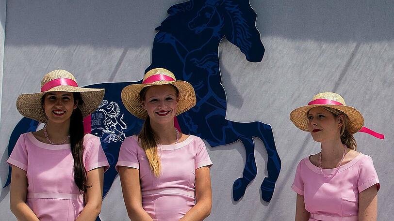P - Pink und Pailetten: In der Damenmode bleiben die 80er angesagt, etwa breite Schulterpolster, Puffärmel, Glockenärmel oder Rüschen sowie die Farbe Pink (statt nur Rosa) und andere schrille Farben (Neon!).