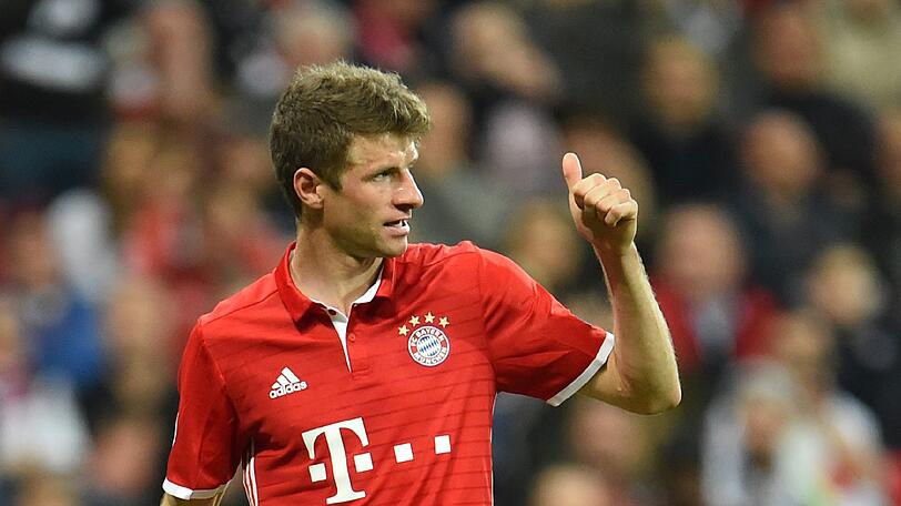 THOMAS MÜLLER - Note 4: Der erste Karriereknick für den Weltmeister, der schon bei der EM 2016 schwach gespielt hatte. Müller gelangen die typischen Müller-Aktionen nicht mehr, sein Instinkt ließ ihn im Stich, genauso die Torgefahr. Lediglich fünf Tore erzielte der 27-Jährige in der Liga, neun insgesamt in allen Wettbewerben. Er verlor seinen Stammplatz an Thiago. Mit 17 Torvorlagen &ndash; davon 14 in der Bundesliga &ndash; verhinderte Müller zumindest eine persönliche Horrorsaison.