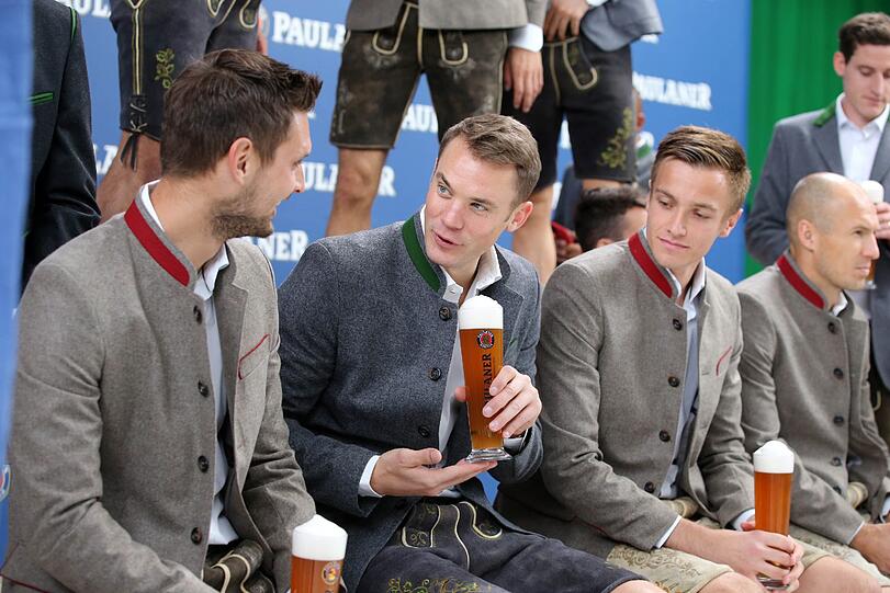 So ein schönes Weißbier! Manuel Neuer mit seinem Ersatzmann Sven Ulreich.
