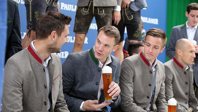 So ein schönes Weißbier! Manuel Neuer mit seinem Ersatzmann Sven Ulreich.