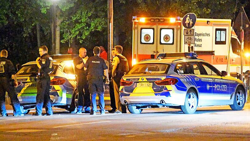 Bilder vom großen Polizeieinsatz in Riem: Nach einem Streit bedrohte ein Bewohner einer Asylbewerberunterkunft die Beamten mit einem Messer.