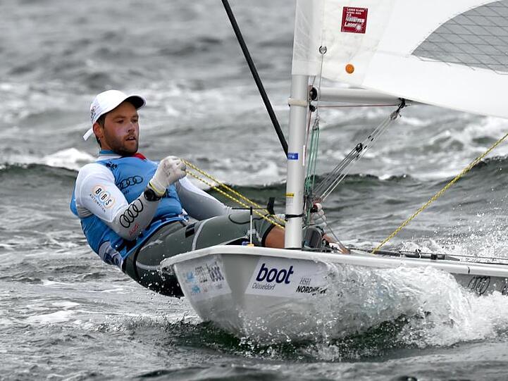 Der deutsche Segler Philipp Buhl bei einer Regatta. Foto: Carsten Rehder/dpa/Archivbild