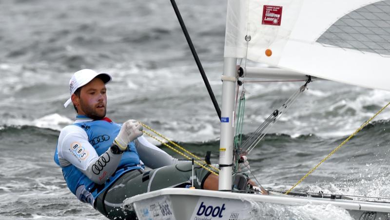 Der deutsche Segler Philipp Buhl bei einer Regatta. Foto: Carsten Rehder/dpa/Archivbild Der deutsche Segler Philipp Buhl bei einer Regatta. Foto: Carsten Rehder/dpa/Archivbild