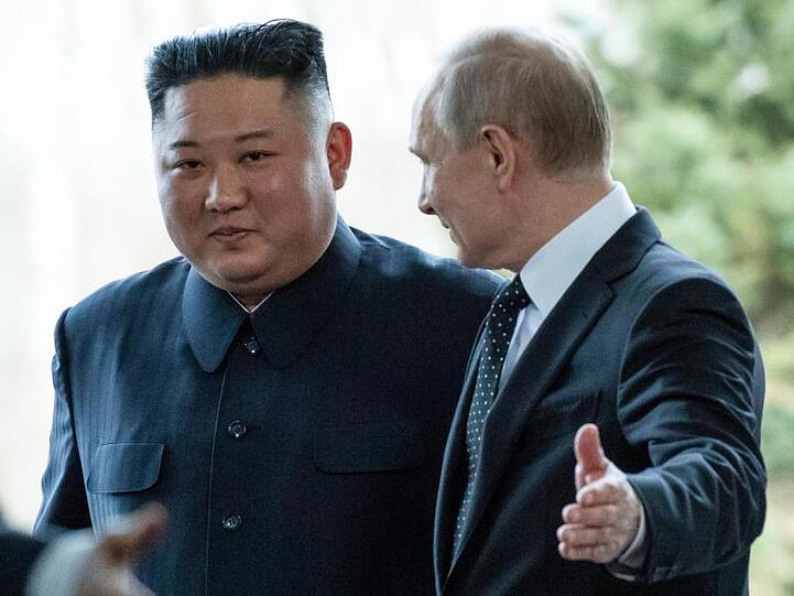 Putin und Kim in der Far Eastern State University in der Hafenstadt Wladiwostok. Im Mittelpunkt des mit Spannung erwarteten Treffens im fernen Osten Russlands stehen das umstrittene nordkoreanische Atomwaffenprogramm und die bilaterale Zusammenarbeit.