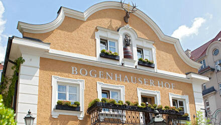 Traditionshaus mit einem der schönsten Gärten: Der denkmalgeschützte Bogenhauser Hof (1825 erbaut).