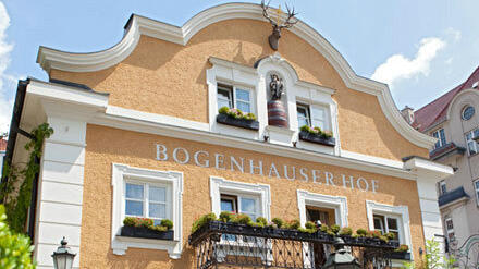 Traditionshaus mit einem der schönsten Gärten: Der denkmalgeschützte Bogenhauser Hof (1825 erbaut).