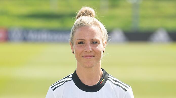 Mittelfeld und Angriff: Svenja Huth. Mittelfeld und Angriff: Svenja Huth.