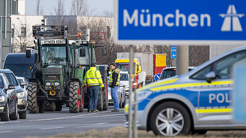 Landwirte nehmen mit ihren Traktoren an einer Protestaktionen des Bayerischen Bauernverbands teil, bei der sie mit ihren Maschinen Autobahnauffahrten blockieren.