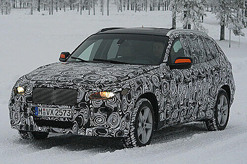 Erprobung auf Schnee und Eis: Der BMW X1 in cooler "Tarn"-Lackierung.