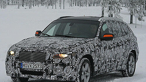 Erprobung auf Schnee und Eis: Der BMW X1 in cooler "Tarn"-Lackierung. Erprobung auf Schnee und Eis: Der BMW X1 in cooler "Tarn"-Lackierung.