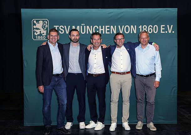Das neue Präsidium des TSV 1860 (v.l.): Vize Heinz Schmidt, Vize Peter Schaefer, Präsident Gernot Mang, Vize Christian Dierl sowie Berater Thomas Probst im Zenith in Freimann. Das neue Präsidium des TSV 1860 (v.l.): Vize Heinz Schmidt, Vize Peter Schaefer, Präsident Gernot Mang, Vize Christian Dierl sowie Berater Thomas Probst im Zenith in Freimann.