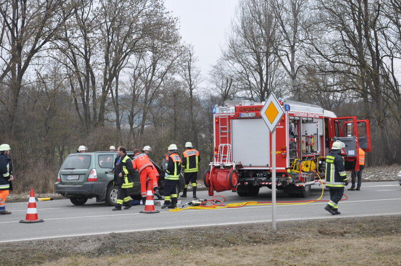 Zu einem Verkehrsunfall kam auf der B299 höhe Erharting: Ein PKW Fahrer wollte von Erharting kommend auf die B299 fahren und übersah dabei einen LKW. Im Kreuzungsbereich kam es zum Zusammenstoß. Dabei wurde der Fahrer des PKW mittelschwer verletzt. Er kam in ein Mühldorfer Krankenhaus.