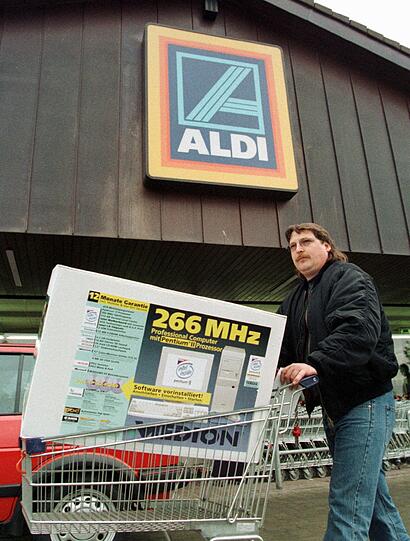 Günstiger sind Konkurrenzprodukte. Über sie findet der PC seinen Weg in immer mehr deutsche Haushalte. Sogar im Discounter kann man ihn erwerben. Die Filialen werden regelrecht überrannt. Ein Mann soll sogar mit vorgehaltener Pistole versucht haben, einen Computer zu ergattern.