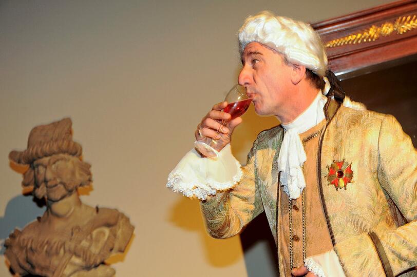 Heio von Stetten schlürft genüsslich Rosé-Champagner.