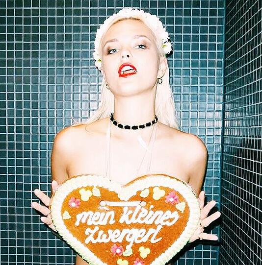 Bonnie Strange mit Lebkuchenherz und Blumenkranz unter der Dusche. Jeder wie er mag.