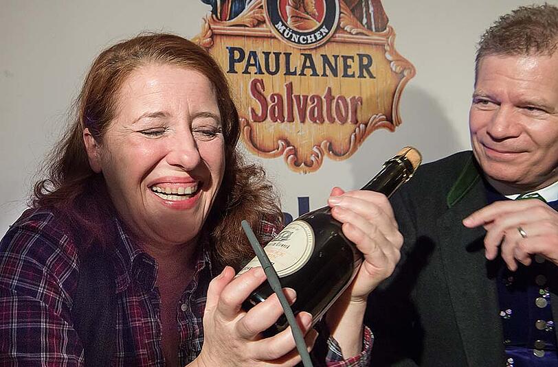 Die Kabarettistin Luise Kinseher mit Andreas Steinfatt, dem Chef der Paulaner- und Hacker-Pschorr-Brauerei.