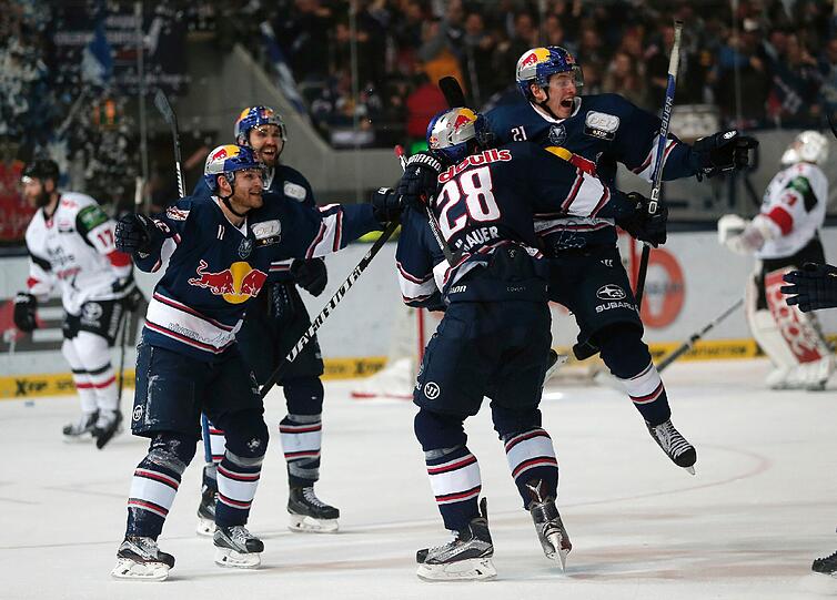 Der EHC feiert das 5:4 gegen die Kölner Haie, das den Finaleinzug klar macht.