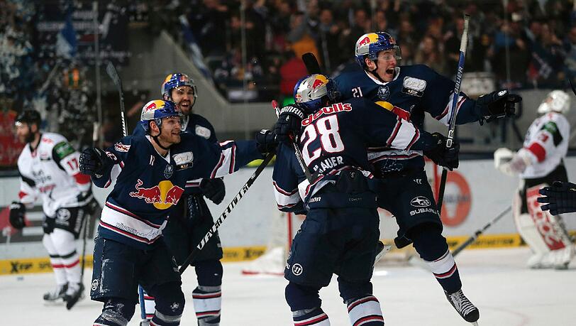 Der EHC feiert das 5:4 gegen die Kölner Haie, das den Finaleinzug klar macht. Der EHC feiert das 5:4 gegen die Kölner Haie, das den Finaleinzug klar macht.