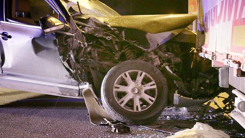 Die 20-Jährige krachte frontal in den Lkw-Anhänger. Glücklicherweise blieb sie unverletzt. Die Bilder vom Unfallort.