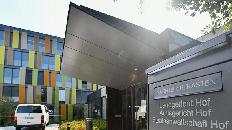 Briefkasten und Haupteingang von Landgericht und Amtsgericht in Hof.