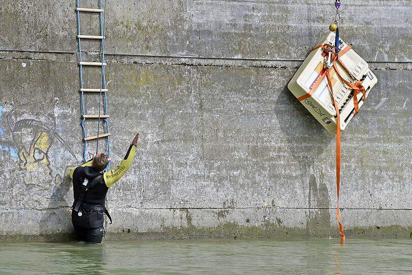 Ungewöhnlicher Einsatz für die Feuerwehr: Am Montagvormittag mussten sie einen Zigarettenautomaten aus der Isar bergen.