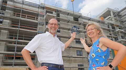 Stolz auf das Projekt: Jörg Kosziol vom Bauverein Haidhausen und Stadträtin Bettina Messinger (SPD).