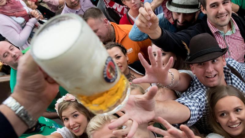 Besucher freuen sich beim Auftakt zum Oktoberfest über ihr erstes Bier. Foto: Sven Hoppe/Archivbild Besucher freuen sich beim Auftakt zum Oktoberfest über ihr erstes Bier. Foto: Sven Hoppe/Archivbild