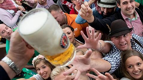 Besucher freuen sich beim Auftakt zum Oktoberfest über ihr erstes Bier. Foto: Sven Hoppe/Archivbild