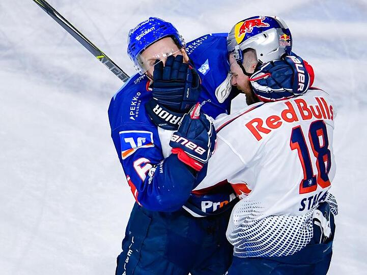 Mannheims Joonas Lehtivuori (l) und Münchens Matthew Stajan haben während des Spiels eine Auseinandersetzung.