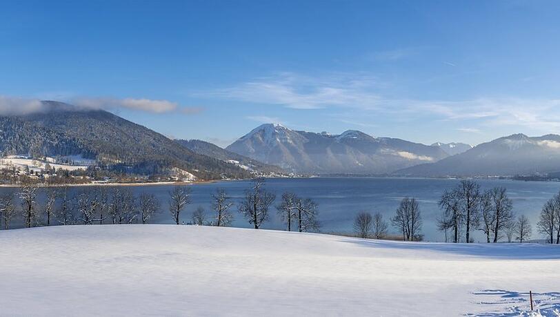 Der Tegernsee gehört zu den Lieblings-Ausflugszielen der Münchner. Anreisen dürfen sie ab morgen jedoch nicht mehr: Der Landkreis Miesbach schließt seine Grenzen. Der Tegernsee gehört zu den Lieblings-Ausflugszielen der Münchner. Anreisen dürfen sie ab morgen jedoch nicht mehr: Der Landkreis Miesbach schließt seine Grenzen.