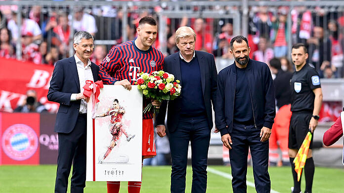 Niklas Süle (2.v.l.) mit Präsident Herbert Hainer (l.), Vorstandsboss Oliver Kahn (2.v.r.) und Sportvorstand Hasan Salihamidzic.