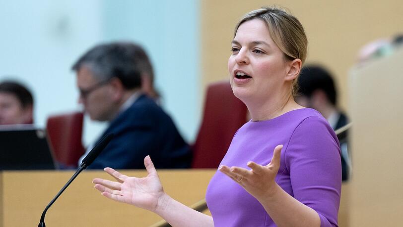 Sie betrifft die aktuelle Regelung nicht mehr: Grünen-Fraktionschefin Katharina Schulze ist unlängst 40 Jahre alt geworden. Trotzdem setzt sie sich für eine Verfassungsänderung ein. Sie betrifft die aktuelle Regelung nicht mehr: Grünen-Fraktionschefin Katharina Schulze ist unlängst 40 Jahre alt geworden. Trotzdem setzt sie sich für eine Verfassungsänderung ein.