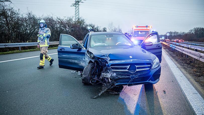 Der Fahrer eines Unfallwagens auf der A73 wurde erfolgreich wiederbelebt. Der Fahrer eines Unfallwagens auf der A73 wurde erfolgreich wiederbelebt.