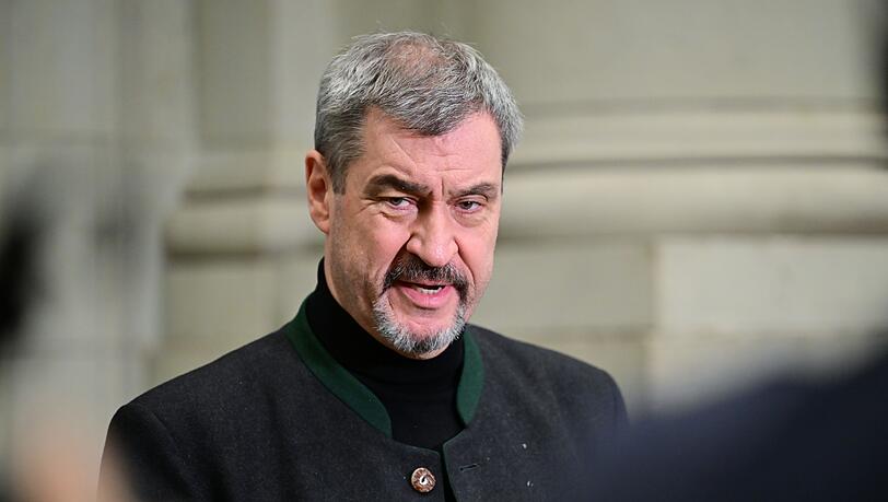 Nach seiner Operation mit Krücken zurück im Büro: Bayerns Ministerpräsident Markus Söder (CSU). (Archivbild) Nach seiner Operation mit Krücken zurück im Büro: Bayerns Ministerpräsident Markus Söder (CSU). (Archivbild)