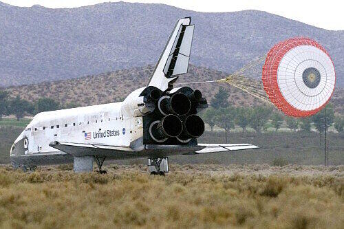Discovery landet auf dem kalifornischen Luftwaffenstützpunkt