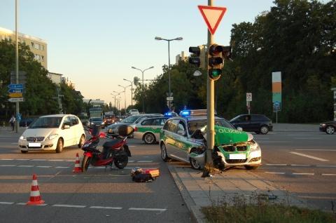 Der Polizeiwagen landete am Ampelmasten: Ein Mofefahrer hatte das Blaulicht zu spät gesehen, da musste der Beamte ausweichen.