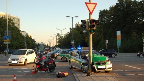 Der Polizeiwagen landete am Ampelmasten: Ein Mofefahrer hatte das Blaulicht zu spät gesehen, da musste der Beamte ausweichen.