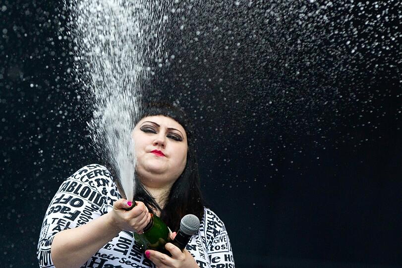 Beth Ditto, Sängerin der US-amerikanischen Band Gossip, begeistert die Fans am Sonntag in Nürnberg bei "Rock im Park".