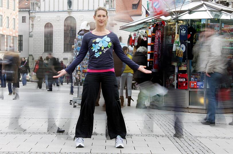Und plötzlich scheint die Zeit stillzustehen: Elke Lindert zeigt am Marienplatz eine Entspannungsübung.