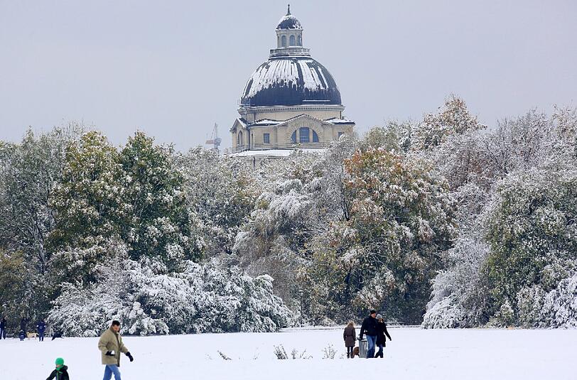 Der eingeschneite Englische Garten: Ein Winteridyll in München.