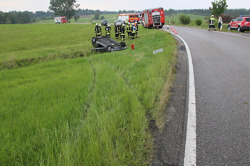 Das Auto überschlug sich, nachdem der Fahrer die Kontrolle über das Auto verloren hatte. Alle drei Insassen wurden verletzt.